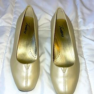 New- TROTTERS , ladies leather slip on shoe. 1” heel.